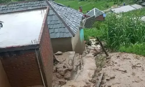 Dharamshala: बादल फटने से बोह घाटी में मचा हड़कंप, कई मकान क्षतिग्रस्त Dharamshala: बादल फटने से बोह घाटी में मचा हड़कंप, कई मकान क्षतिग्रस्त
