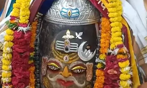 महाकाल मंदिर में भस्म आरती का अलौकिक दृश्य, दर्शन करने पहुंचे मनोरंजन जगत के दिग्गज महाकाल मंदिर में भस्म आरती का अलौकिक दृश्य, दर्शन करने पहुंचे मनोरंजन जगत के दिग्गज