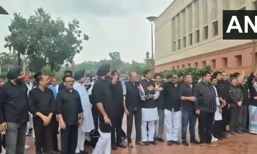 काले कपड़े पहनकर कांग्रेस नेताओं ने सरकार पर बोला हमला, अनोखा विरोध प्रदर्शन, VIDEO काले कपड़े पहनकर कांग्रेस नेताओं ने सरकार पर बोला हमला, अनोखा विरोध प्रदर्शन, VIDEO