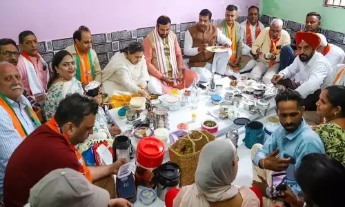 Chandigarh: कार्यकर्ताओं के साथ संवाद और सहभोज, सीएम सैनी ने निभाई परंपरा Chandigarh: कार्यकर्ताओं के साथ संवाद और सहभोज, सीएम सैनी ने निभाई परंपरा