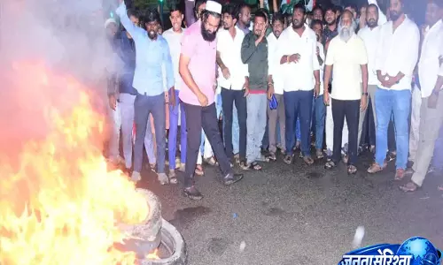 NH-65 पर कांग्रेस नेता जग्गा रेड्डी का प्रदर्शन, गिरफ्तारी के विरोध में उठाई आवाज