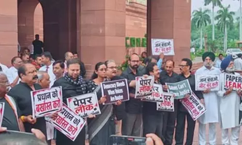 काले कपड़े पहनकर विपक्षी सांसदों का संसद परिसर में विरोध, राहुल और प्रियंका गांधी भी हुए शामिल काले कपड़े पहनकर विपक्षी सांसदों का संसद परिसर में विरोध, राहुल और प्रियंका गांधी भी हुए शामिल
