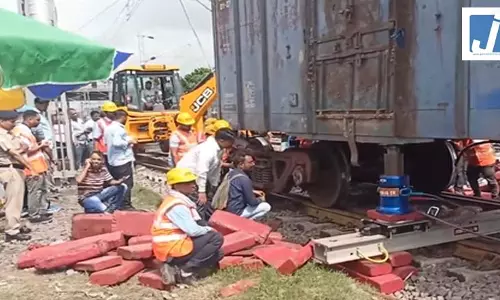 मालगाड़ी के दो डिब्बे पटरी से उतरे, टला बड़ा हादसा मालगाड़ी के दो डिब्बे पटरी से उतरे, टला बड़ा हादसा