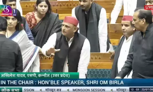 क्या बेटियों के कपड़े फाड़ेंगे आप?....संसद में भड़के अखिलेश यादव क्या बेटियों के कपड़े फाड़ेंगे आप?....संसद में भड़के अखिलेश यादव