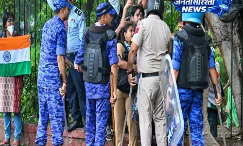 Delhi पुलिस का स्पष्टीकरण: जंतर-मंतर पर नहीं हुई पत्थरबाजी Delhi पुलिस का स्पष्टीकरण: जंतर-मंतर पर नहीं हुई पत्थरबाजी
