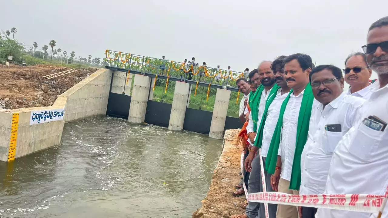 Telangana: धर्मारेड्डी नहर पर रेवंत रेड्डी का वादा पूरा हुआ; पानी छोड़ा गया Telangana: धर्मारेड्डी नहर पर रेवंत रेड्डी का वादा पूरा हुआ; पानी छोड़ा गया