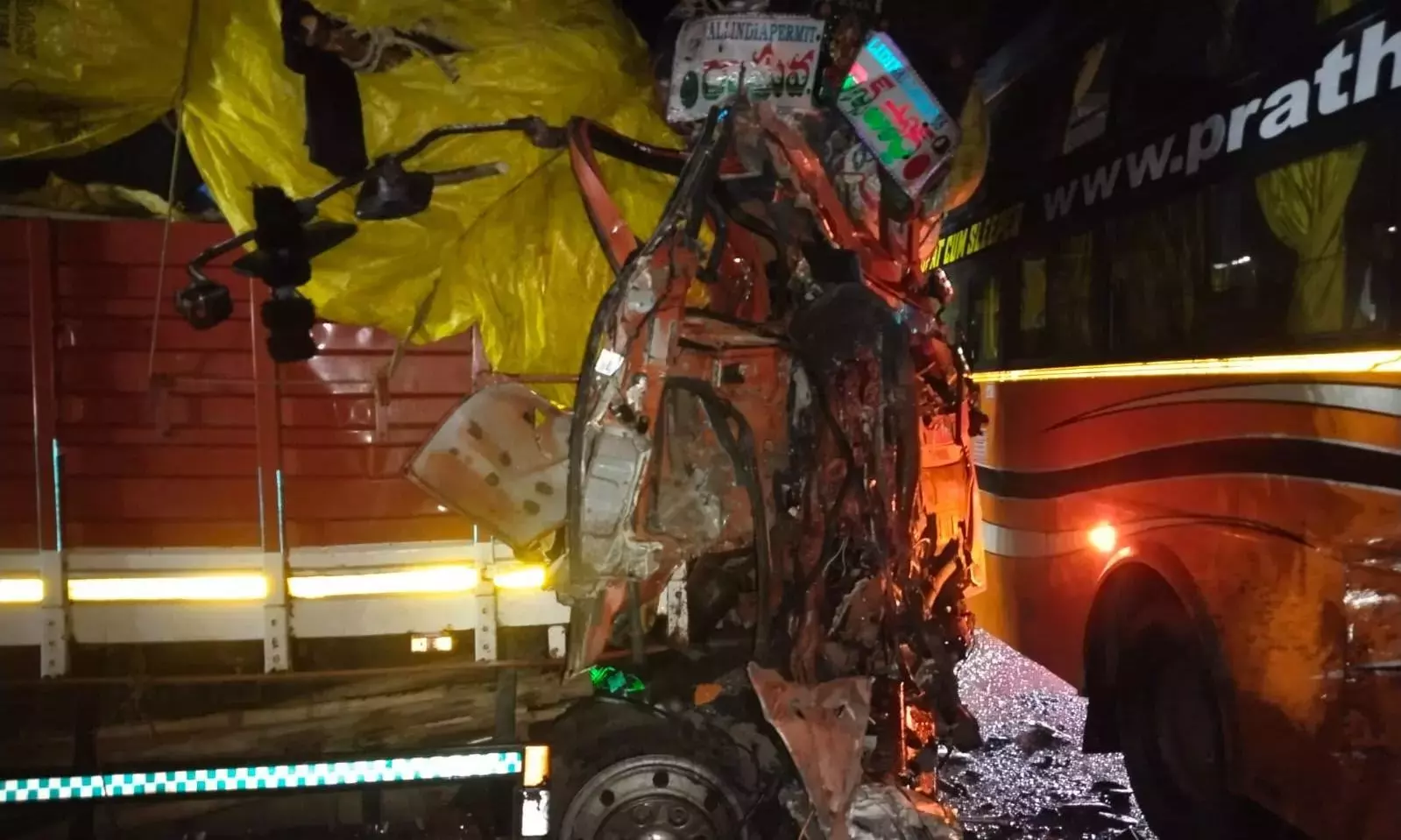 Telangana: ट्रक ड्राइवर की मौत; खम्मम में सड़क दुर्घटना में तीन घायल Telangana: ट्रक ड्राइवर की मौत; खम्मम में सड़क दुर्घटना में तीन घायल