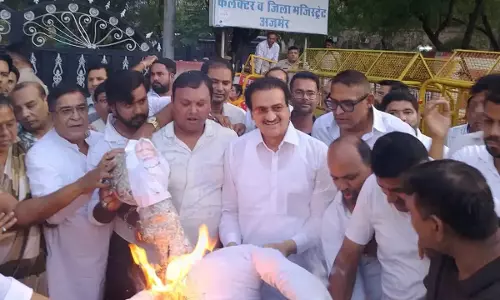Ajmer: छात्रों पर कथित अत्याचार के विरोध में कांग्रेस कार्यकर्ताओं ने जताया आक्रोश Ajmer: छात्रों पर कथित अत्याचार के विरोध में कांग्रेस कार्यकर्ताओं ने जताया आक्रोश
