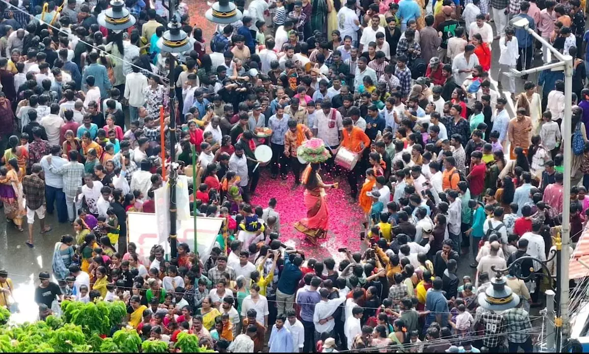 Telangana: बोनालू यातायात के लिए ड्रोन निगरानी की शुरुआत की गई Telangana: बोनालू यातायात के लिए ड्रोन निगरानी की शुरुआत की गई