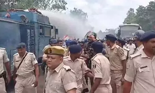 दिल्ली में लाठीचार्ज के विरोध में पटना में आइसा का मार्च, पुलिस से झड़प के बाद वाटर कैनन और आंसू गैस का इस्तेमाल दिल्ली में लाठीचार्ज के विरोध में पटना में आइसा का मार्च, पुलिस से झड़प के बाद वाटर कैनन और आंसू गैस का इस्तेमाल