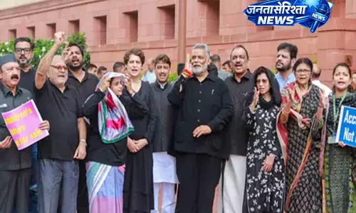 NEET पेपर लीक: विपक्षी सांसदों का संसद भवन के बाहर जोरदार प्रदर्शन NEET पेपर लीक: विपक्षी सांसदों का संसद भवन के बाहर जोरदार प्रदर्शन