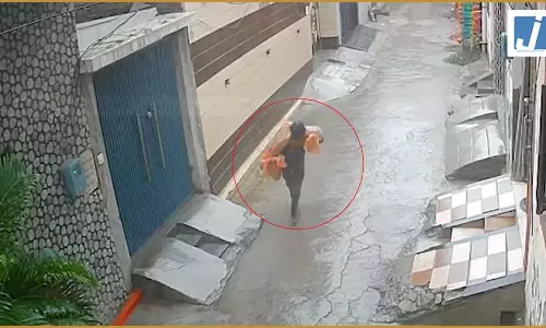 हत्या नहीं...युवक की लाश चादर में लिपटी मिली, CCTV से खुला ये राज हत्या नहीं...युवक की लाश चादर में लिपटी मिली, CCTV से खुला ये राज