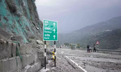 Ramban: जम्मू-श्रीनगर हाईवे पर यातायात रुका, भारी बारिश के चलते लिया गया फैसला Ramban: जम्मू-श्रीनगर हाईवे पर यातायात रुका, भारी बारिश के चलते लिया गया फैसला