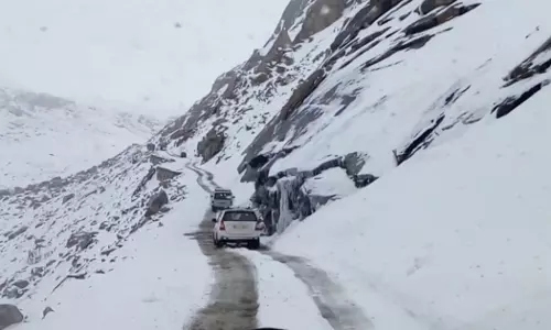 Ladakh: वारी ला-पेंसी ला समेत कई दर्रों पर बर्फ की चादर, लद्दाख में बदला मौसम Ladakh: वारी ला-पेंसी ला समेत कई दर्रों पर बर्फ की चादर, लद्दाख में बदला मौसम