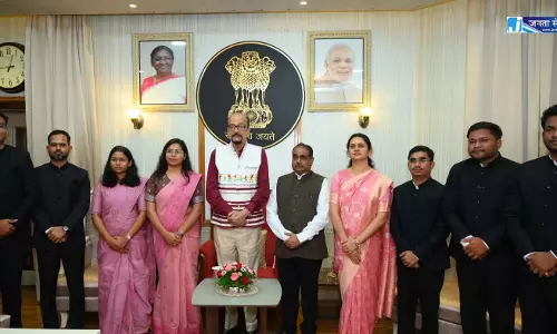 राज्यपाल डेका से प्रशिक्षु डिप्टी कलेक्टरों ने की मुलाकात राज्यपाल डेका से प्रशिक्षु डिप्टी कलेक्टरों ने की मुलाकात