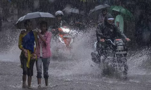 Surat: मौसम विभाग का अलर्ट, गुजरात के कई जिलों में भारी बारिश की चेतावनी Surat: मौसम विभाग का अलर्ट, गुजरात के कई जिलों में भारी बारिश की चेतावनी