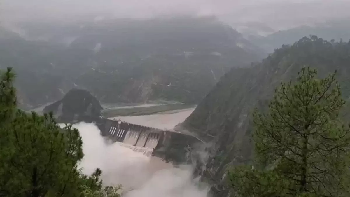Reasi: सलाल बांध से पानी छोड़ा गया, नदी किनारे रहने वालों को सतर्क रहने की सलाह