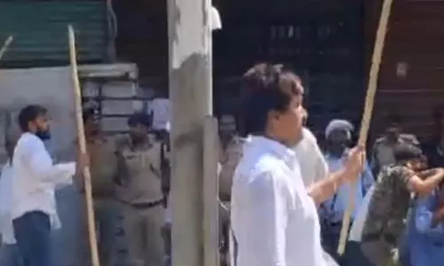 बीजेपी-कांग्रेस कार्यकर्ता भिड़े, जमकर पथराव के बाद मची अफरातफरी, VIDEO
