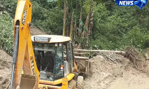 किफायर में सड़क बहाली अभियान तेज, R&B विभाग ने पुंग्रो-फाकिम मार्ग से हटाया मलबा किफायर में सड़क बहाली अभियान तेज, R&B विभाग ने पुंग्रो-फाकिम मार्ग से हटाया मलबा