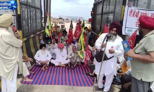 पंजाब सीमा पर किसानों का प्रदर्शन, मोड़ा टोल प्लाजा 3 घंटे रहा फ्री पंजाब सीमा पर किसानों का प्रदर्शन, मोड़ा टोल प्लाजा 3 घंटे रहा फ्री