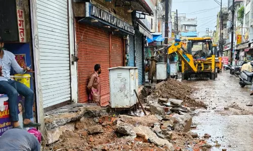 निगम ने गोलबाजार पेटी लाईन में नाली से पानी निकासी किया शिथिल