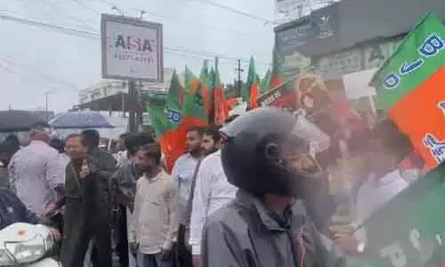 रायपुर में राजीव भवन घेरने निकले भाजपाई, मंत्री-विधायक भी साथ साथ चल रहे