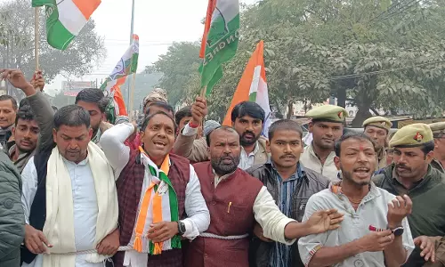 डंडा लेकर जुटे कांग्रेसी, बढ़ी सुरक्षा व्यवस्था