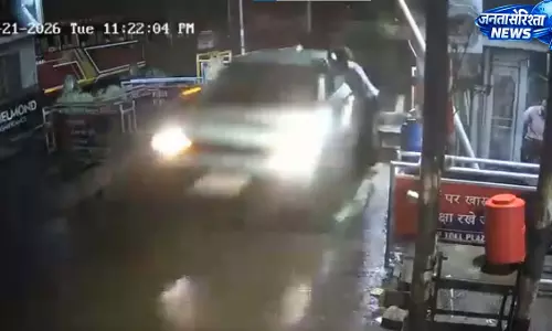 तेज रफ्तार कार ने टोल कर्मचारी को मारी टक्कर, CCTV में कैद हुई पूरी घटना