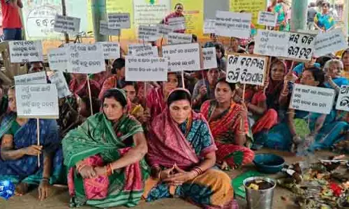 Balangir लोअर सुकतेल: कुमियापली के ग्रामीणों ने विस्थापन का विरोध किया Balangir लोअर सुकतेल: कुमियापली के ग्रामीणों ने विस्थापन का विरोध किया