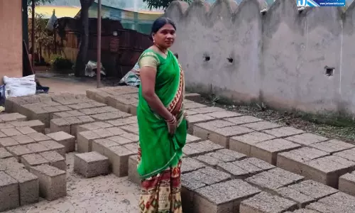 सरकार से मदद मिलने के बाद सीमेंट ईंट की व्यवसाय कर रही सुमनी सरकार से मदद मिलने के बाद सीमेंट ईंट की व्यवसाय कर रही सुमनी