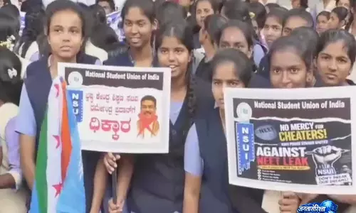 NEET अनियमितताओं के खिलाफ मांड्या में छात्रों और कांग्रेस का प्रदर्शन, शिक्षा मंत्री के इस्तीफे की मांग