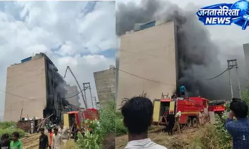 बवाना फैक्ट्री में आग का तांडव, दमकल की कई गाड़ियां पहुंचीं बवाना फैक्ट्री में आग का तांडव, दमकल की कई गाड़ियां पहुंचीं