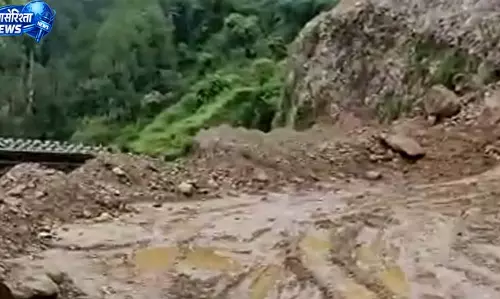 NH-54 पर पहाड़ी से गिर रहे पत्थर, बाल-बाल बची कार NH-54 पर पहाड़ी से गिर रहे पत्थर, बाल-बाल बची कार