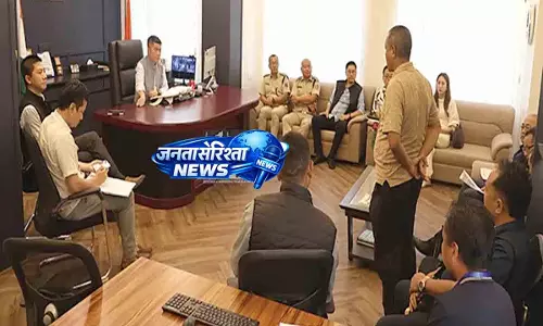 कोहिमा के DC और ट्रक ड्राइवरों ने हाईवे पर लगी पाबंदियों पर चर्चा की कोहिमा के DC और ट्रक ड्राइवरों ने हाईवे पर लगी पाबंदियों पर चर्चा की