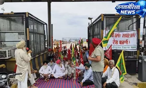 हिमाचल-पंजाब बॉर्डर पर किसानों का प्रदर्शन हिमाचल-पंजाब बॉर्डर पर किसानों का प्रदर्शन