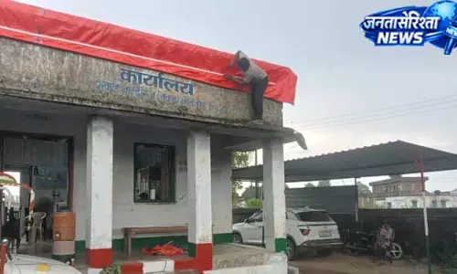 बारिश में भीगे सरकारी दस्तावेज, व्यवस्था पर सवाल बारिश में भीगे सरकारी दस्तावेज, व्यवस्था पर सवाल