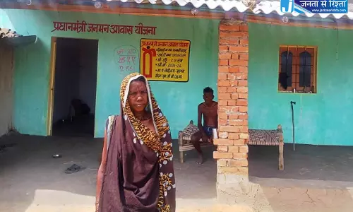 कच्चे आशियाने से पक्के सपनों तक, प्रधानमंत्री जनमन आवास योजना ने बदल दी मानमती के परिवार की जिंदगी कच्चे आशियाने से पक्के सपनों तक, प्रधानमंत्री जनमन आवास योजना ने बदल दी मानमती के परिवार की जिंदगी