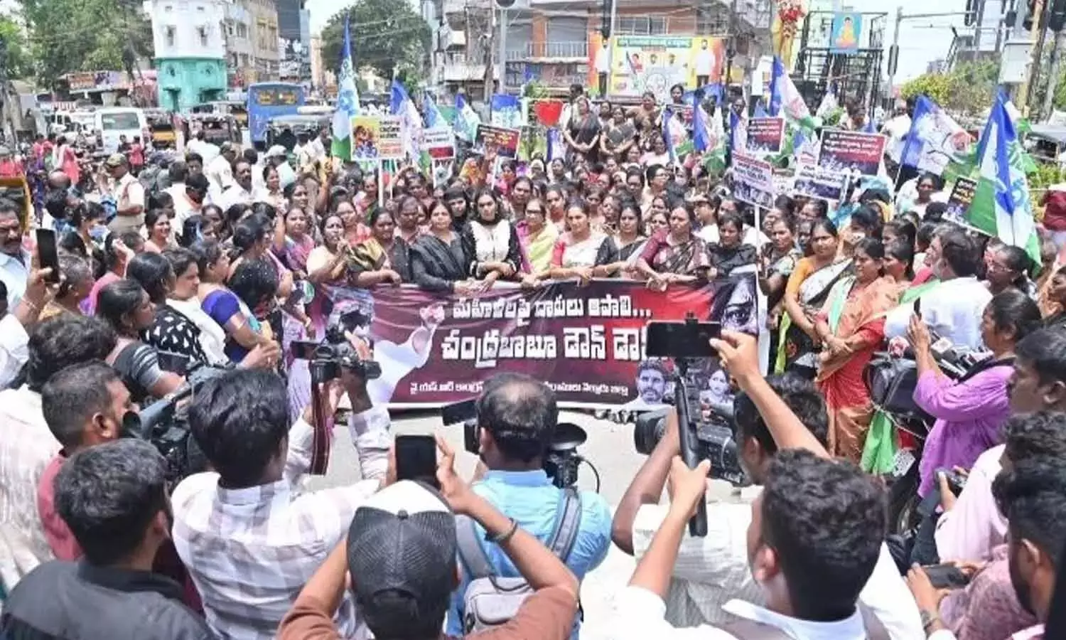 महिलाओं की सुरक्षा पर नायडू सरकार चुप्पी साधे हुए है: YSRCP महिलाओं की सुरक्षा पर नायडू सरकार चुप्पी साधे हुए है: YSRCP