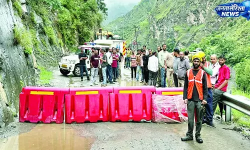 चंबा-भरमौर एनएच पर भूस्खलन आठ घंटे यातायात ठप, लंबा जाम चंबा-भरमौर एनएच पर भूस्खलन आठ घंटे यातायात ठप, लंबा जाम