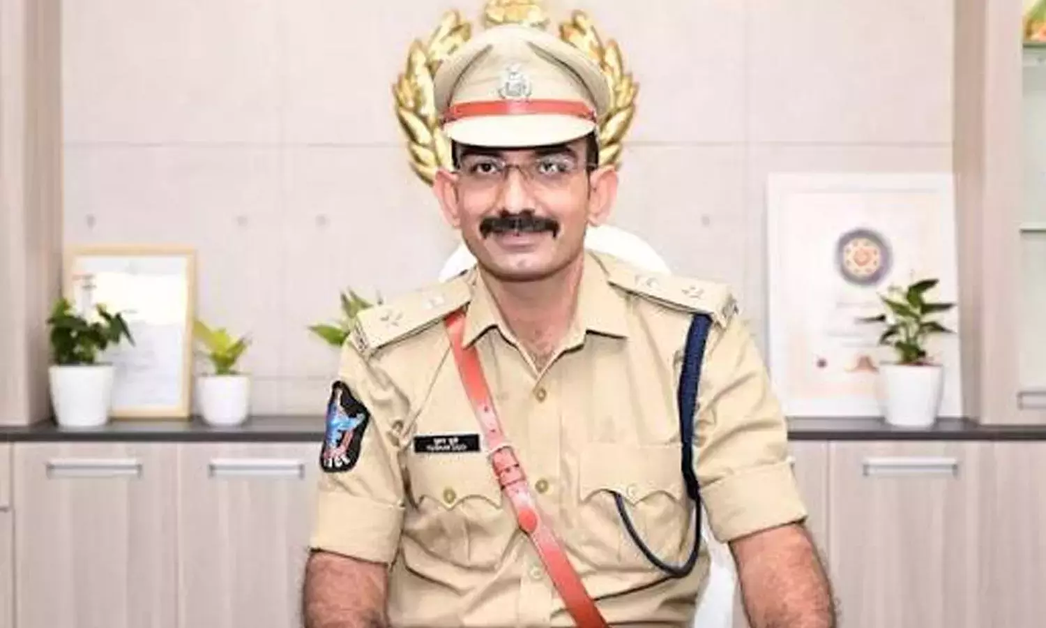 Andhra: सड़क दुर्घटना में होने वाली मौतों को रोकने के लिए हेलमेट पहनें, एसपी ने की अपील Andhra: सड़क दुर्घटना में होने वाली मौतों को रोकने के लिए हेलमेट पहनें, एसपी ने की अपील