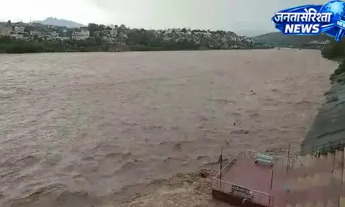 भारी बारिश से J&K बेहाल, छतों पर सामान