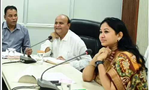 कलेक्टर ने आश्रम छात्रावास के बच्चों के सर्वाँगींण विकास के लिए  ली समीक्षा बैठक