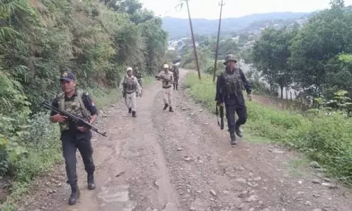 Manipur: कामजोंग में उग्रवादियों ने उड़ाया PMGSY पुल, वाहन में लगाई आग Manipur: कामजोंग में उग्रवादियों ने उड़ाया PMGSY पुल, वाहन में लगाई आग