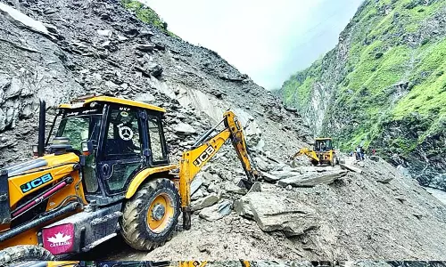 मानसून का कहर; चंबा में 81 सडक़ें बंद, 150 गांव अंधेरे में मानसून का कहर; चंबा में 81 सडक़ें बंद, 150 गांव अंधेरे में