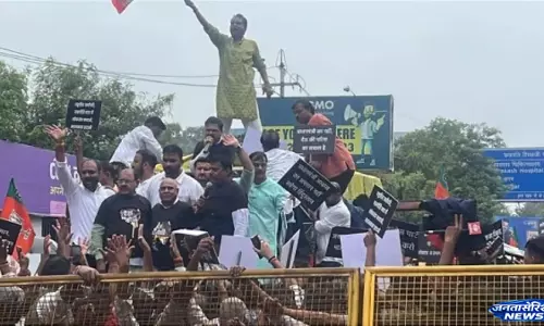 भोपाल में भाजपा-कांग्रेस आमने-सामने, प्रदर्शन से बढ़ी राजनीतिक गर्मी भोपाल में भाजपा-कांग्रेस आमने-सामने, प्रदर्शन से बढ़ी राजनीतिक गर्मी