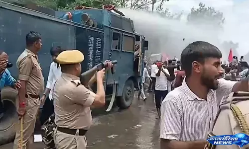 AISA के मार्च से पटना में तनाव, बैरिकेड तोड़ने पर पुलिस ने संभाला मोर्चा AISA के मार्च से पटना में तनाव, बैरिकेड तोड़ने पर पुलिस ने संभाला मोर्चा