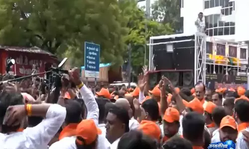 PM आवास के पास प्रदर्शन के विरोध में गुजरात कांग्रेस कार्यालय के बाहर BJP का प्रदर्शन