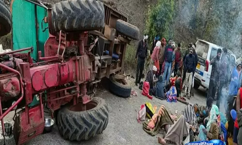 Shukteerth  मार्ग पर हादसा, ट्रैक्टर-ट्रॉली पलटने से मची चीख-पुकार