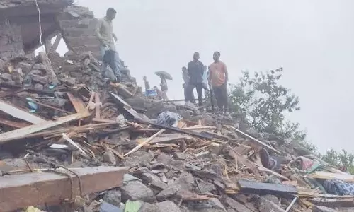 Reasi: भारी बारिश का कहर, रियासी के महोर में तीन मकानों को नुकसान Reasi: भारी बारिश का कहर, रियासी के महोर में तीन मकानों को नुकसान
