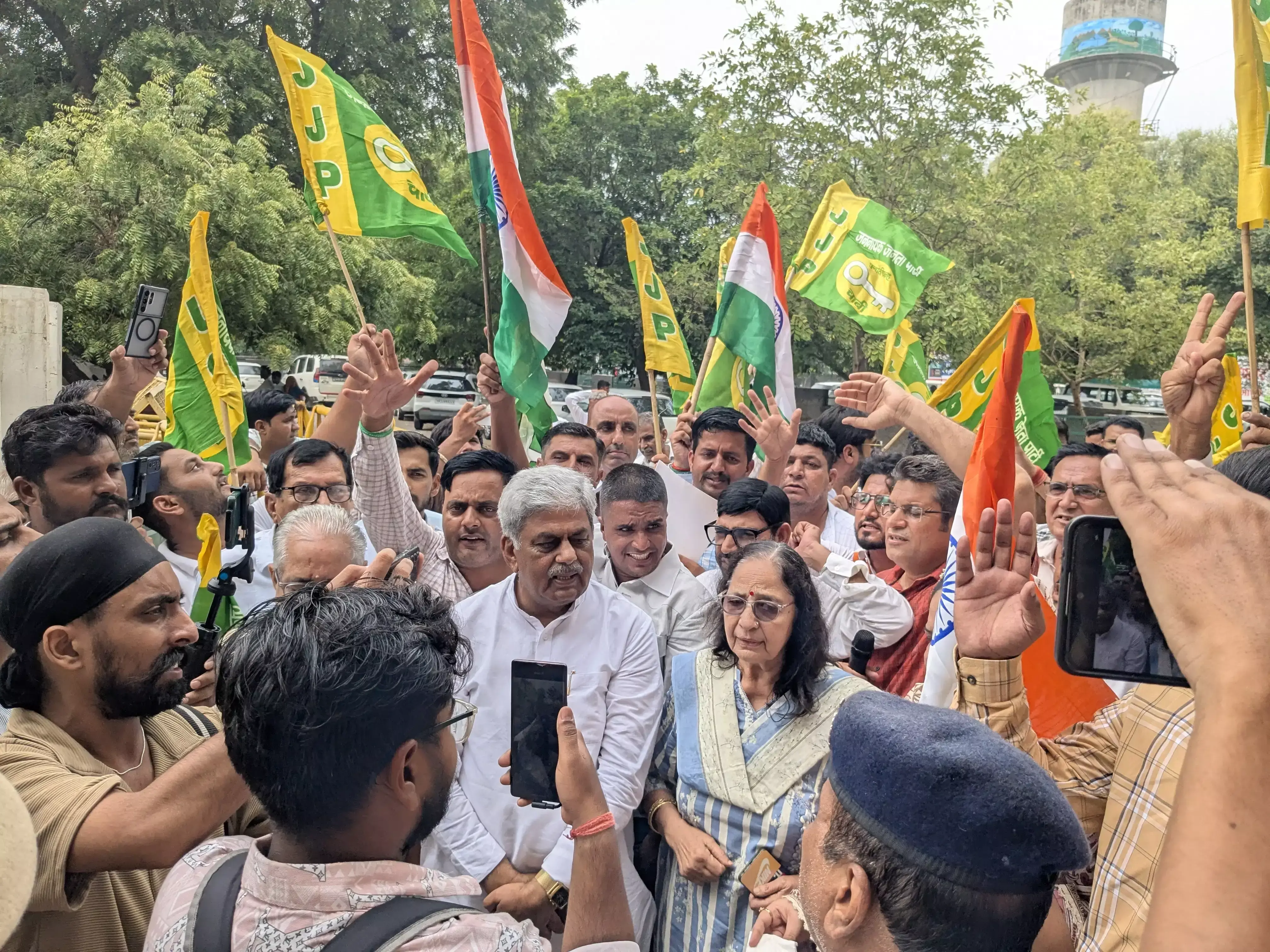 Sirsa: लाठीचार्ज के खिलाफ जेजेपी का प्रदर्शन, सरकार पर साधा निशाना